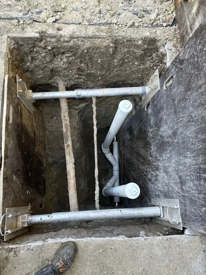 Experienced plumber completing Drain Cleaning work in Marseilles